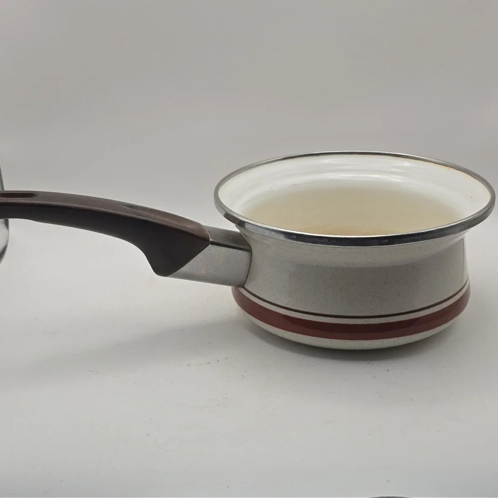 Yanko Contemporary Porcelain-on-Steel 1 qt Saucepan Long Handle White/Brown